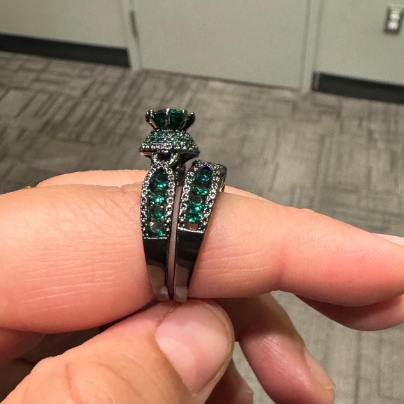 Green and Silver Women's Ring size 8 - Picture 7 of 8